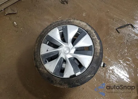 2023 Tesla Model Y Awd/Long Range Dual Motor All-Wheel Drive z USA, uszkodzony, nr VIN 7SAYGDEE0PF822922